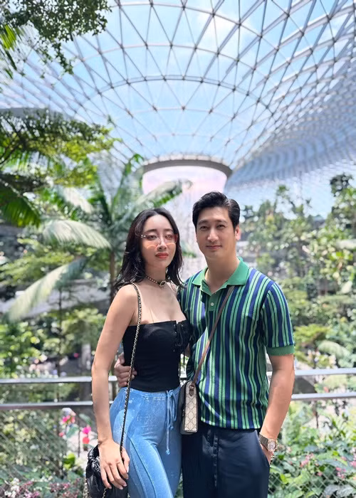 Ngọc Quỳnh và bạn gái du lịch Singapore. Ảnh: FB Thùy Anh.