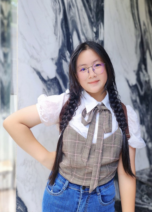 Ở đời thường, Ngân Chi mặc trang phục đúng lứa tuổi.