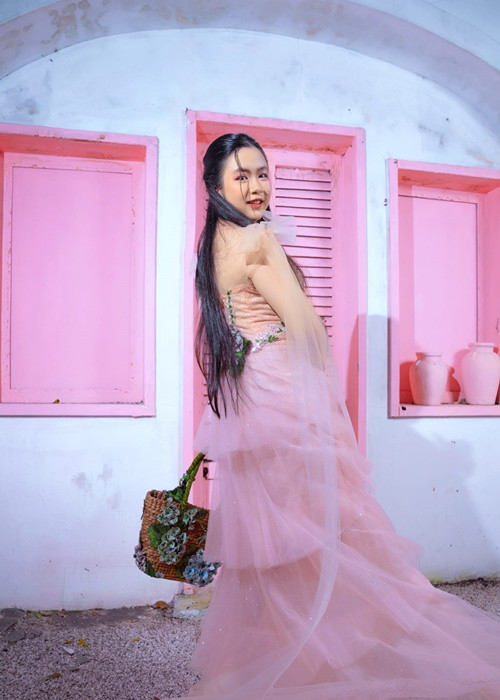 Ngân Chi ăn mặc điệu đà khi tham gia các sự kiện.