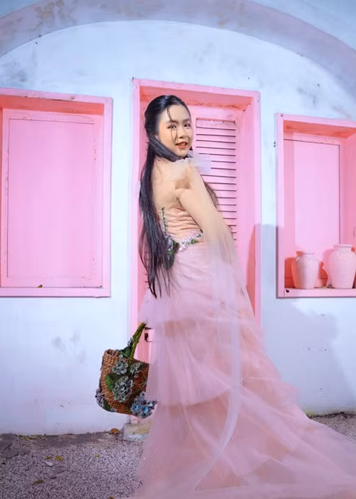 Ngân Chi ăn mặc điệu đà khi tham gia các sự kiện.