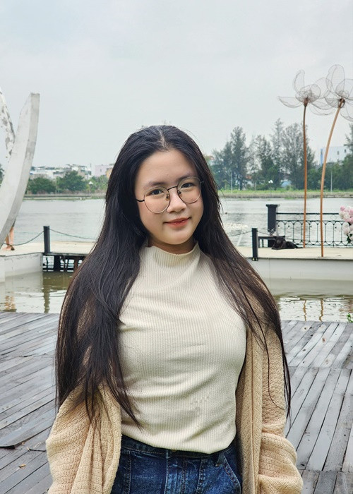 Ngân Chi đam mê diễn xuất nhưng vẫn chăm chỉ học hành.