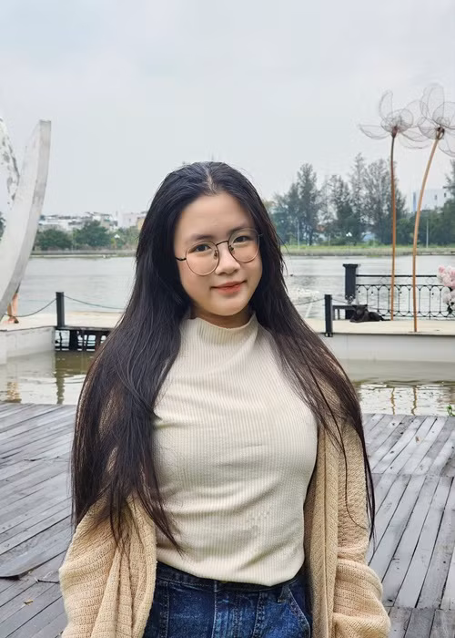 Ngân Chi đam mê diễn xuất nhưng vẫn chăm chỉ học hành.