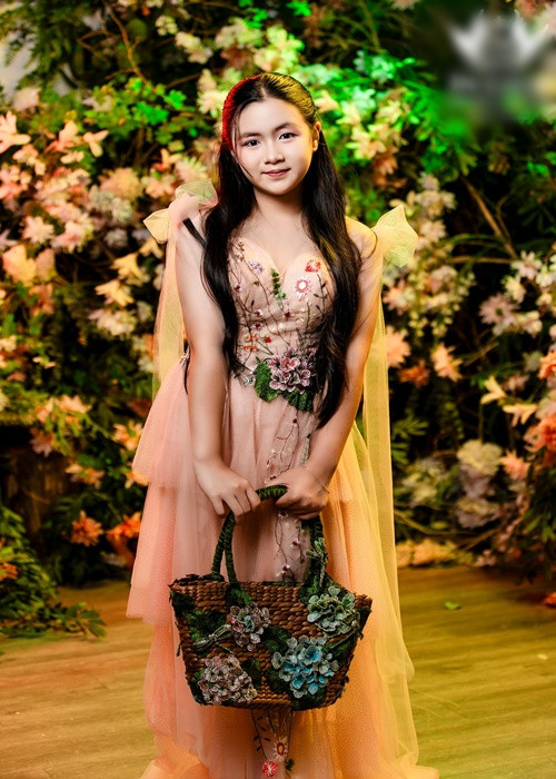 "Bé Bù Tọt" ra dáng thiếu nữ, được khen xinh đẹp.