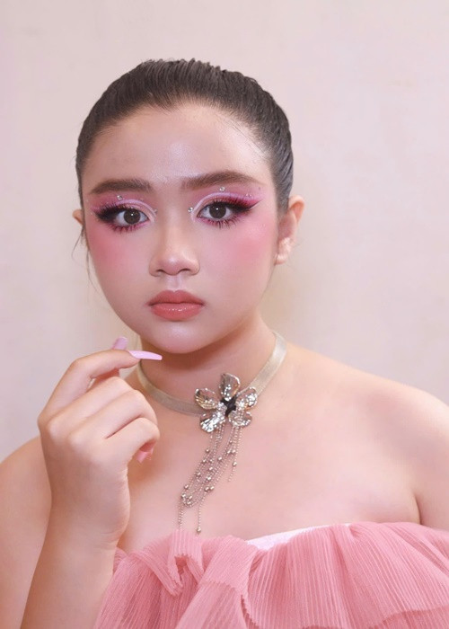 Con gái màn ảnh của Trấn Thành trang điểm kỹ lưỡng khi làm người mẫu.