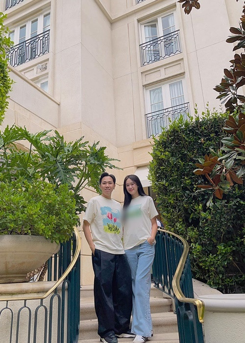 Vợ chồng Anh Đức diện trang phục trẻ trung, năng động trong chuyến đi chơi. Ảnh: FB Quỳnh Anh.