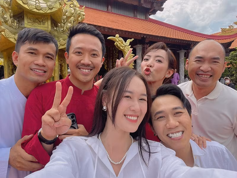 Sau hôn lễ, Anh Đức và vợ kém 12 tuổi dính như sam. Ảnh: FB Quỳnh Anh.