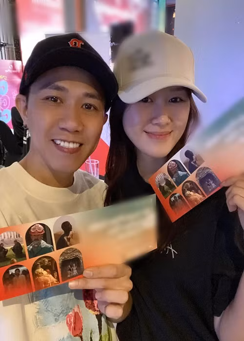 Đôi vợ chồng son khoe đi xem phim. Ảnh: FB Anh Đức.