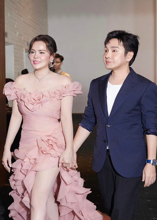 Hoa hậu Phương Lê và Vũ Luân nắm tay nhau tại sự kiện. Ảnh: FB Phương Lê.