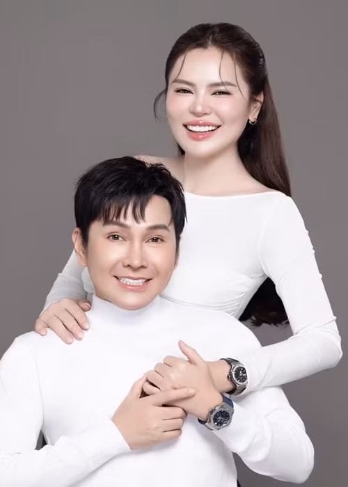 “Hoa hậu trả vương miện” và chồng sắp cưới dính như sam, dành cho nhau nhiều cử chỉ tình cảm. Ảnh: FB Phương Lê.