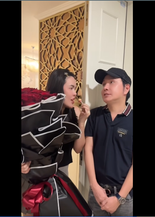 Vũ Luân tặng hoa, đưa Phương Lê đi xem phim. Ảnh: FB Phương Lê.