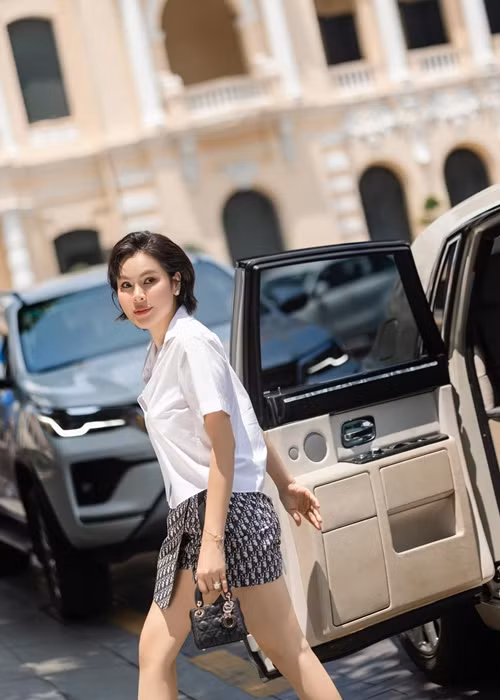 Sau ồn ào, Phương Lê cắt tóc ngắn, muốn xây dựng hình ảnh khác biệt với quá khứ. Bà mẹ ba con muốn trở thành một người phụ nữ hiện đại, cá tính, giỏi giang và giàu lòng nhân ái. Ảnh: FB Phương Lê.