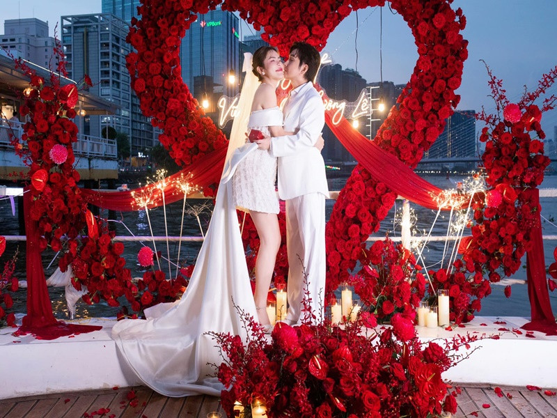 Phương Lê và Vũ Luân tổ chức tiệc đính hôn vào tháng 8/2024 sau thời gian ngắn hẹn hò. Ảnh: FB Phương Lê.