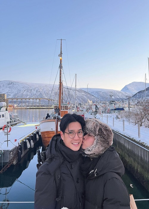 Nữ diễn viên và chồng kém 11 tuổi có nhiều sở thích chung như du lịch, ẩm thực, xe mô tô. Ảnh: FB Huy Trần.