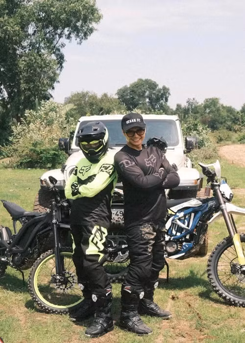 Huy Trần đưa Ngô Thanh Vân đi tập xe mô tô. Ảnh: FB Huy Trần.
