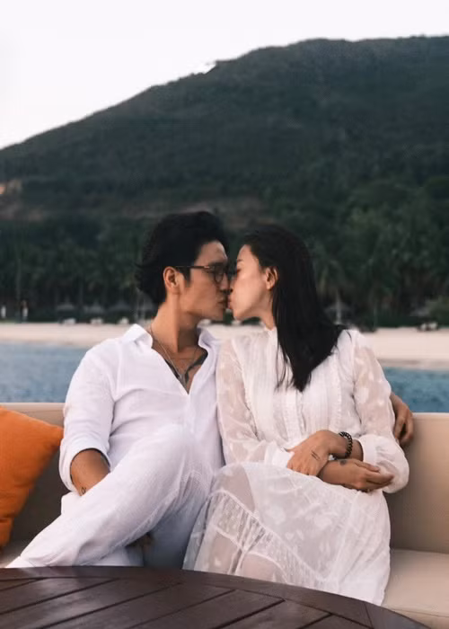 Nàng đả nữ thường xuyên dành cho chồng kém 11 tuổi những cử chỉ tình tứ. Ảnh: FB Huy Trần.