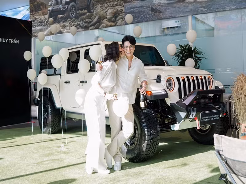 Hình ảnh Ngô Thanh Vân hôn má Huy Trần khi nhận xe hơi. Ảnh: FB Huy Trần.