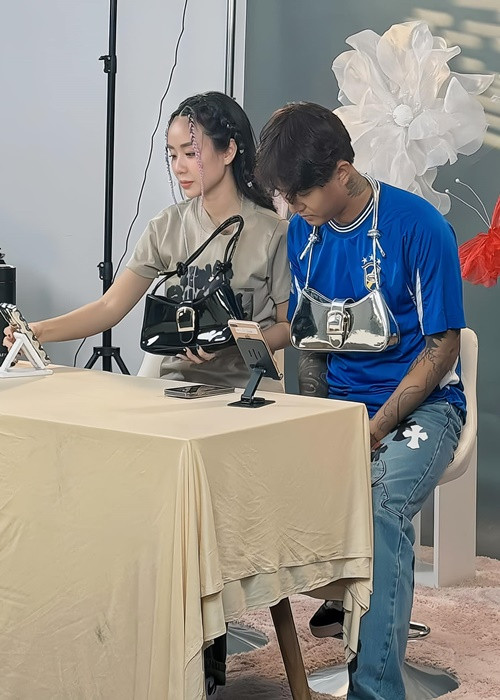 “Ủng hộ mọi ước mơ của tôi, cho tôi được làm những điều tôi muốn, anh ấy bất ngờ xuất hiện trong phiên live của tôi, lần đầu tiên anh ấy làm những điều này, vì tôi”, Bảo Ngọc chia sẻ. Ảnh: FB Bảo Ngọc.