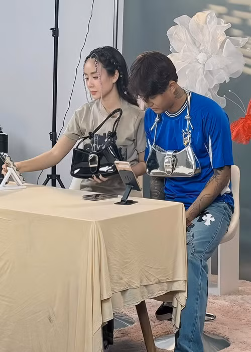 “Ủng hộ mọi ước mơ của tôi, cho tôi được làm những điều tôi muốn, anh ấy bất ngờ xuất hiện trong phiên live của tôi, lần đầu tiên anh ấy làm những điều này, vì tôi”, Bảo Ngọc chia sẻ. Ảnh: FB Bảo Ngọc.