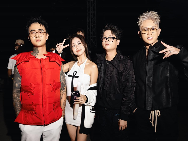 Bảo Ngọc đang hẹn hò rapper Đạt G (ngoài cùng bên trái). Ảnh: FB Đạt G.