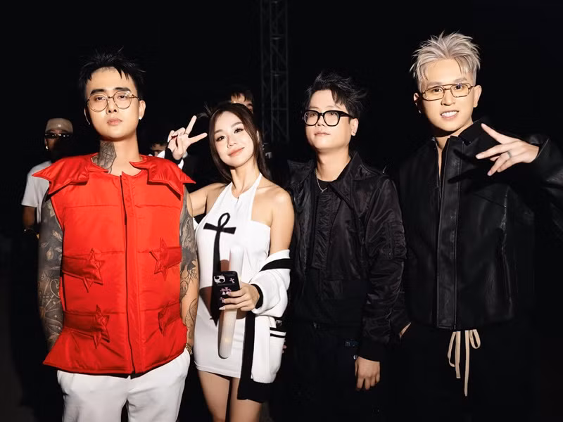 Bảo Ngọc đang hẹn hò rapper Đạt G (ngoài cùng bên trái). Ảnh: FB Đạt G.