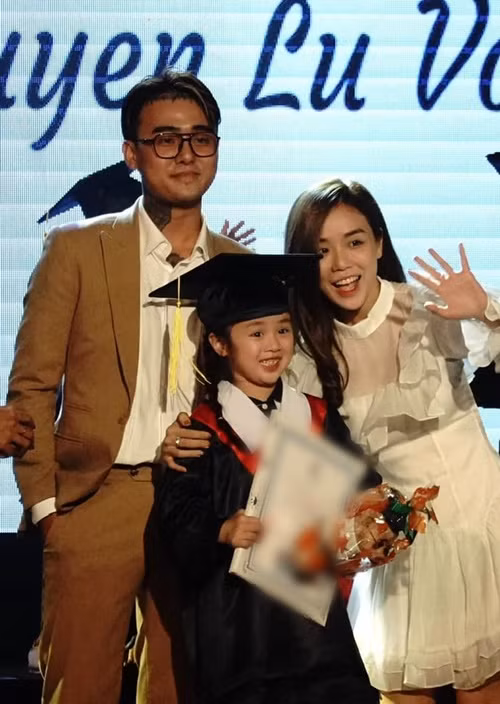 Đạt G yêu thương hai con gái riêng của Bảo Ngọc như con ruột. Ảnh: FB Bảo Ngọc.