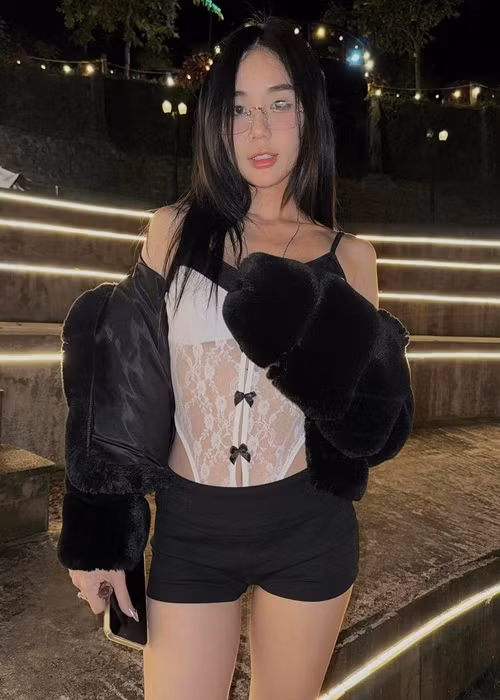 Bảo Ngọc - vợ cũ Hoài Lâm vừa khoe loạt ảnh gợi cảm khi xuống phố. Ảnh: FB Bảo Ngọc.