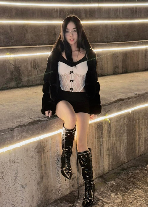 Cô diện bodysuit xuyên thấu kết hợp quần short, áo khoác, boots cao cổ. Ảnh: FB Bảo Ngọc.