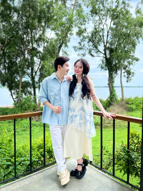 "Thời gian này mẹ bầu nhà mình mang nhiều cảm xúc vui buồn lẫn lộn, việc mình cần làm mỗi ngày là điều chỉnh và cố gắng dẫn vợ vượt qua hết những cảm xúc không vui. Để mẹ bầu được vui, em bé được mạnh khỏe. Sắp chạy tới đích rồi, cố lên vợ yêu nha", Bằng Cường nhắn nhủ Bảo Anh khi cô sắp sinh. Ảnh: FB Bằng Cường.