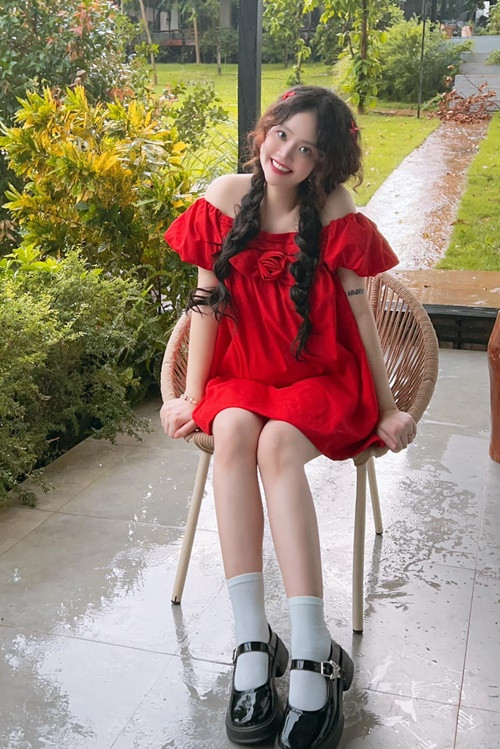 Vợ Bằng Cường thường chọn trang phục giấu vòng hai khi bầu bí. Ảnh: FB Bảo Anh.