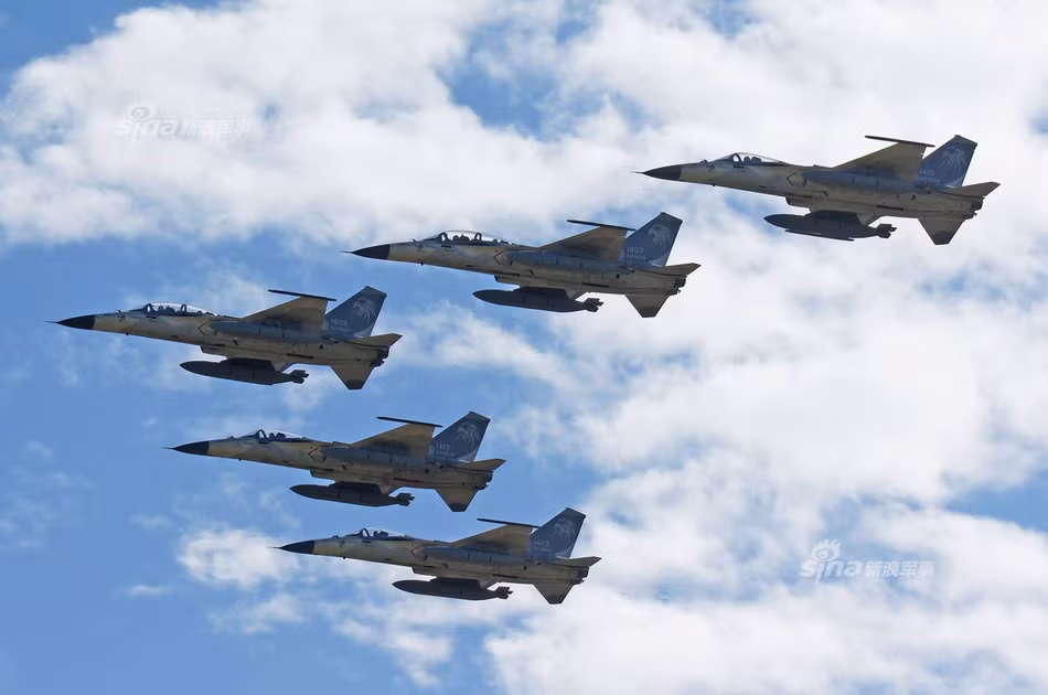 Có tên gọi "chính chủ" là AIDC F-CK-1 Ching-kou (Kinh Quốc), đây là loại chiến đấu cơ nội địa do Đài Loan tự nghiên cứu phát triển dựa trên sự hợp tác giữa nước này với Mỹ. Nó còn được biết đến với cái tên IDF bắt nguồn từ chức năng chủ yếu được Đài Loan nhấn mạnh khi ra mắt loại chiến đấu cơ này đó là Indigenous Defence Fighter (máy bay tiêm kích Phòng thủ Nội địa). Nguồn ảnh: Sina.
