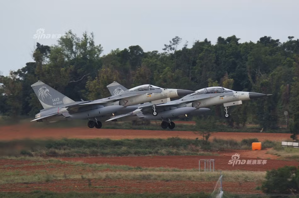 Hôm 14/7 vừa qua, Phi đoàn Không quân 427 của Đài Loan đã kỷ niệm 25 năm tròn kể từ khi các chiến đấu cơ F-CK-1 phục vụ. Nguồn ảnh: Sina.