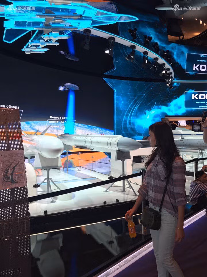 Bên cạnh khu trưng bày ngoài sân, khu trưng bày trong nhà cũng thu hút được rất nhiều khách thăm quan. Khu trưng bày trong nhà bao gồm nhiều loại tên lửa đạn đạo, tên lửa đẩy và các loại tàu vũ trụ, tàu con thoi biểu tượng cho sức mạnh của ngành công nghiệp vũ trụ Nga. Nguồn ảnh: Sina.