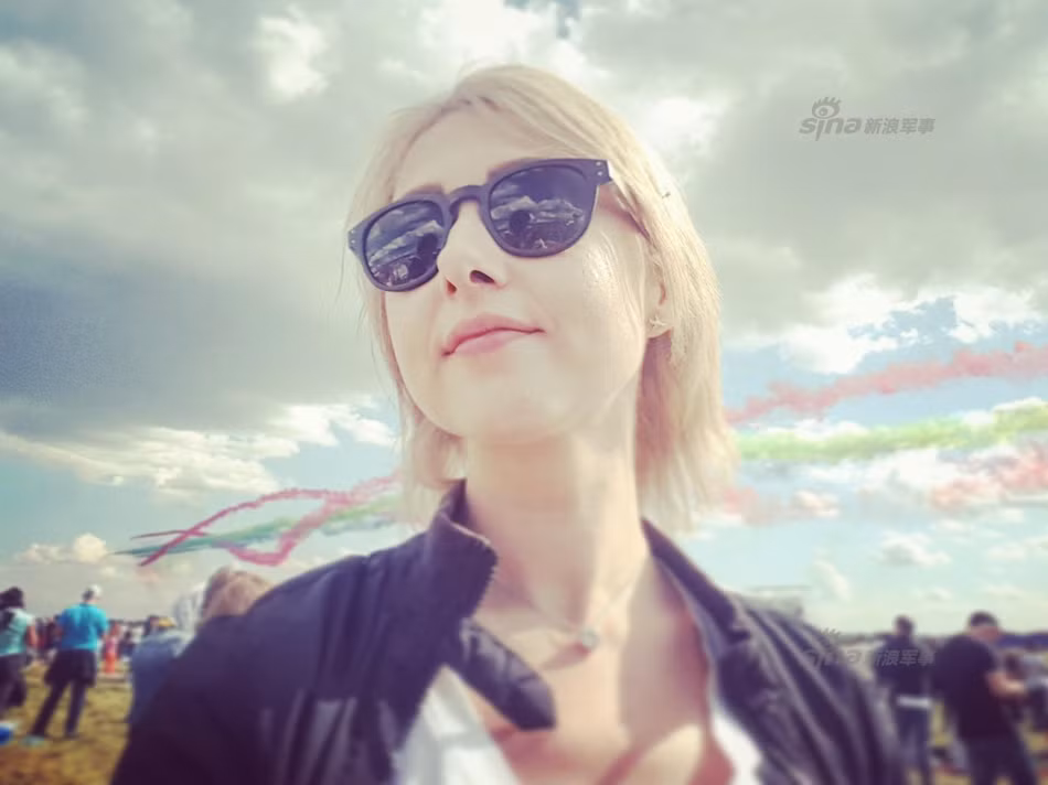 Phía sau cô gái này là một màn đồng diễn ở độ cao cực kỳ thấp. Nguồn ảnh: Sina.