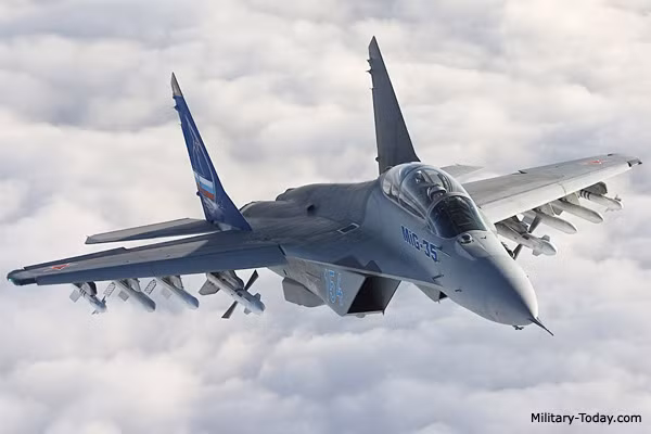 Về trang vũ khí, phi cơ MiG-35 của Nga được trang bị một pháo chính cỡ nòng 30 mm với cơ số đạn đầy đủ 150 viên. Ngoài ra, máy bay còn có tổng cộng 9 giá treo dưới thân cho phép nó mang theo tối đa 7 tấn vũ khí bao gồm tên lửa, bom và pod áp chế điện tử các loại tùy theo từng nhiệm vụ cụ thể. Nguồn ảnh: Military.