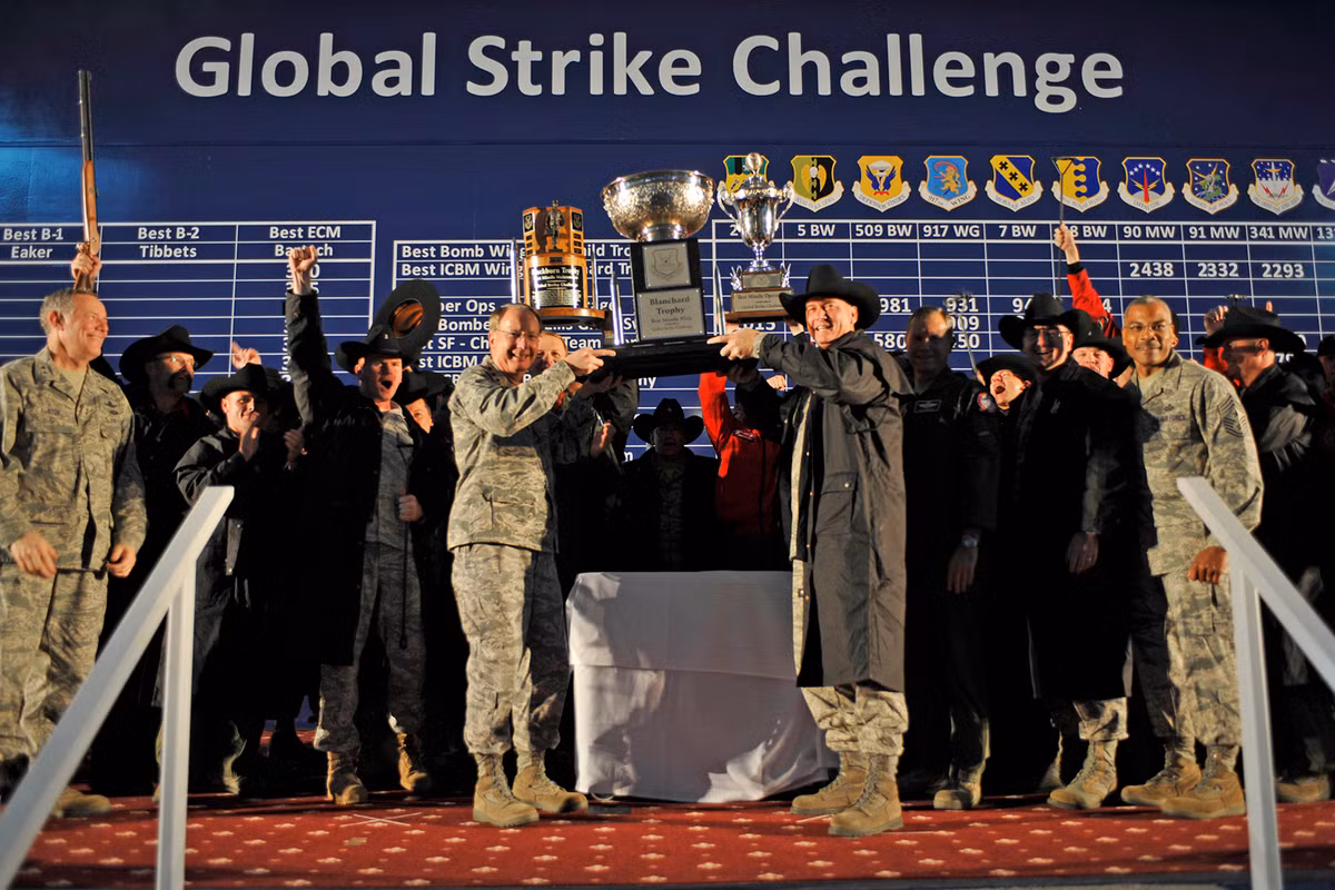 Một cuộc thi thường niên dành cho các đơn vị hậu cần tên lửa, bom cho Không quân Mỹ được bắt đầu tổ chức từ năm 2010. Có tên "Global Strike Challenge", cuộc thi lắp tên lửa này thường được tổ chức vào mùa thu hàng năm. Nguồn ảnh: USAF.