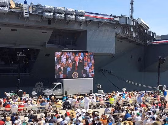 Có đội thủy thủ đoàn và sỹ quan chỉ khoảng 2600 người, tàu sân bay USS Gerald R. Ford hứa hẹn sẽ áp dụng những công nghệ tiên tiến nhất giúp nó có thể tự động hóa được rất nhiều công việc mà trước đây đòi hỏi nhân lực rất lớn. Trên các tàu sân bay hiện nay của Mỹ, thủy thủ đoàn tối thiểu phải ở con số 3600 người bao gồm cả sỹ quan chỉ huy. Nguồn ảnh: Sina.