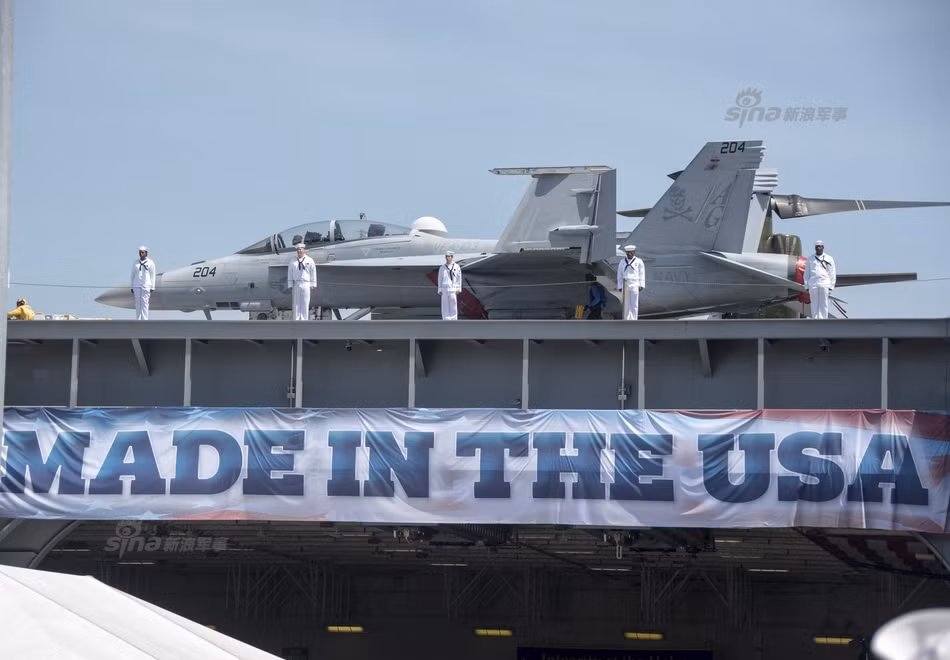 Được đặt lườn từ ngày 13/11/2009, tàu sân bay đắt nhất thế giới USS Gerald R. Ford chính thức được hạ thủy sau đó 4 năm vào tháng 10/2013 và tới ngày 22/7 vừa rồi, với sự có mặt của Tổng thống Donald Trump, chiếc tàu sân bay này chính thức được nhập vào biên chế Hải quân Mỹ. Nguồn ảnh: Sina.