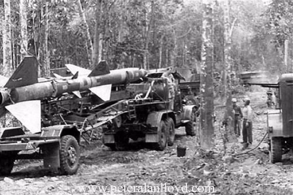 Tổng chiều dài của con đường Trường Sơn lên tới 2 vạn kilomet (chỉ tính đường ô-tô đi được, đường mòn cho bộ binh hành quân còn dài gấp nhiều lần như vậy), 1.400 km đường ống xăng dầu và đặc biệt quan trọng là 3.140 km đường kín, cho phép xe tải của ta chạy được vào ban ngày mà không bị phát hiện. Trong 16 năm tồn tại, Đường Trường Sơn đã vận chuyển được hai triệu lượt người ra vào giữa miền nam-miền bắc, cơ động 10 lượt sư đoàn, 3 quân đoàn và hơn 1 triệu tấn hàng hóa, vũ khí. Nguồn ảnh: Peter. 