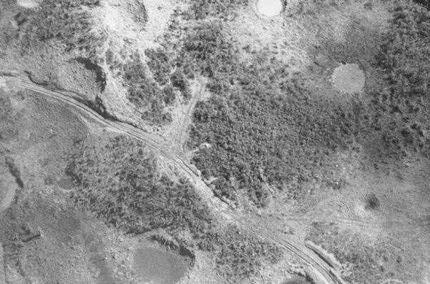 Đường mòn Hồ Chí Minh đi qua khu vực có địa hình được coi là hiểm trở nhất Đông Nam Á với núi cao, ít dân cư bản địa, rừng rậm nhiệt đới và thú dữ. Những khu rừng dọc tuyến đường mòn có rất nhiều hiểm họa với lực lượng vận tải, từ khí hậu khắc nghiệt, côn trùng và thú dữ gây nguy hiểm cho con người cho tới địa chất yếu, bùn lầy và đầm lầy không phù hợp với các loại xe vận tải hạng nặng,... Nguồn ảnh: Quora.