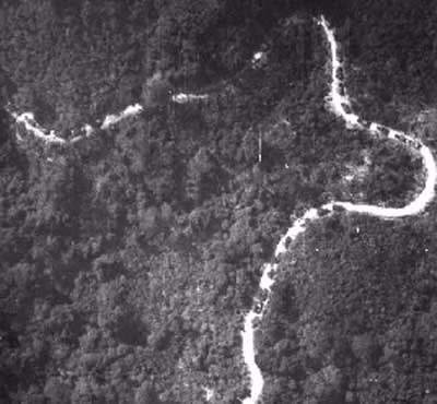 Tính đến ngày 30/4/1975, tuyến đường Trường Sơn đã tồn tại tới 6000 ngày đêm, tổng cộng đã có 120.000 nhân công bao gồm lực lượng công binh, thanh niên xung phong và dân công hỏa tuyến đã làm nên hệ thống mạng lưới vững chắc với 5 trục đường chính và 21 trục đường ngang để chi viện trực tiếp cho các chiến trường ác liệt nhất. Nguồn ảnh: Oldpiz.