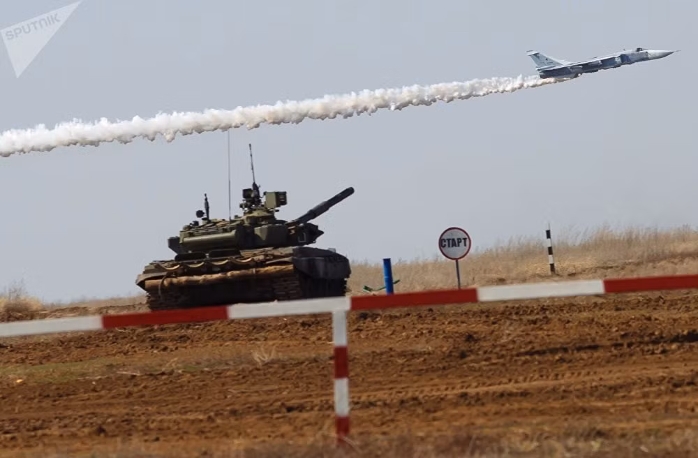 Chương trình phát triển dòng máy bay Sukhoi Su-24 được khởi động từ đầu những năm 1960 nhằm tìm kiếm ứng viên thay thế cho các máy bay ném bom chiến thuật như Il-28 và Yak-28. Các bản vẽ kỹ thuật đã được hoàn thiện vào năm 1964, thiết kế này là một máy bay có thể bay trong mọi thời tiết, đạt tốc độ siêu âm ở độ cao thấp, và một khả năng dẫn đường và ném bom chính xác cao. Hơn nữa, các tướng lĩnh Không quân Xô Viết nhận thấy đây là một máy bay còn có thế thay thế được những máy bay chiến đấu hiện có của họ, nó chỉ cần một đường băng ngắn là có thể cất cánh và hạ cánh. Nguồn ảnh: Sputnik.