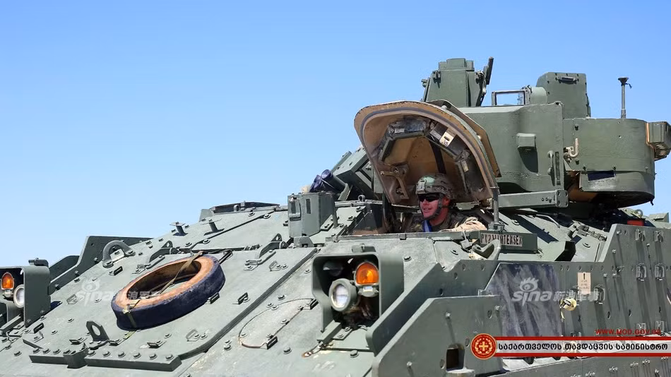 Bản thân các nước cộng hòa thuộc Liên Xô cũ cũng có tiềm lực quân sự cực kỳ hạn chế nên luôn tạo điều kiện cho NATO và cụ thể là quân đội của các nước lớn như Mỹ, Đức, Anh đóng quân trong khu vực lãnh thổ của mình. Nguồn ảnh: Sina.