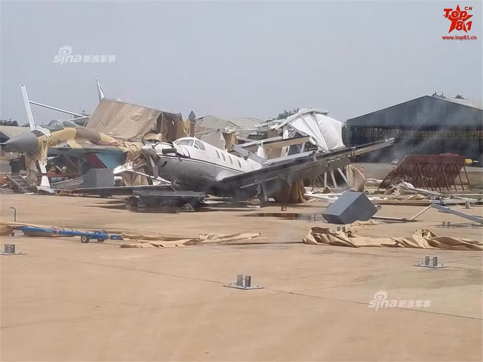 Bên trái khung hình là chiếc tiêm kích MiG-29 duy nhất của Không quân Cộng hòa Chad có vẻ như cũng đã bị hư hại nặng khi nó bị một đống đổ nát đè lên phía trên. Nguồn ảnh: Top81.