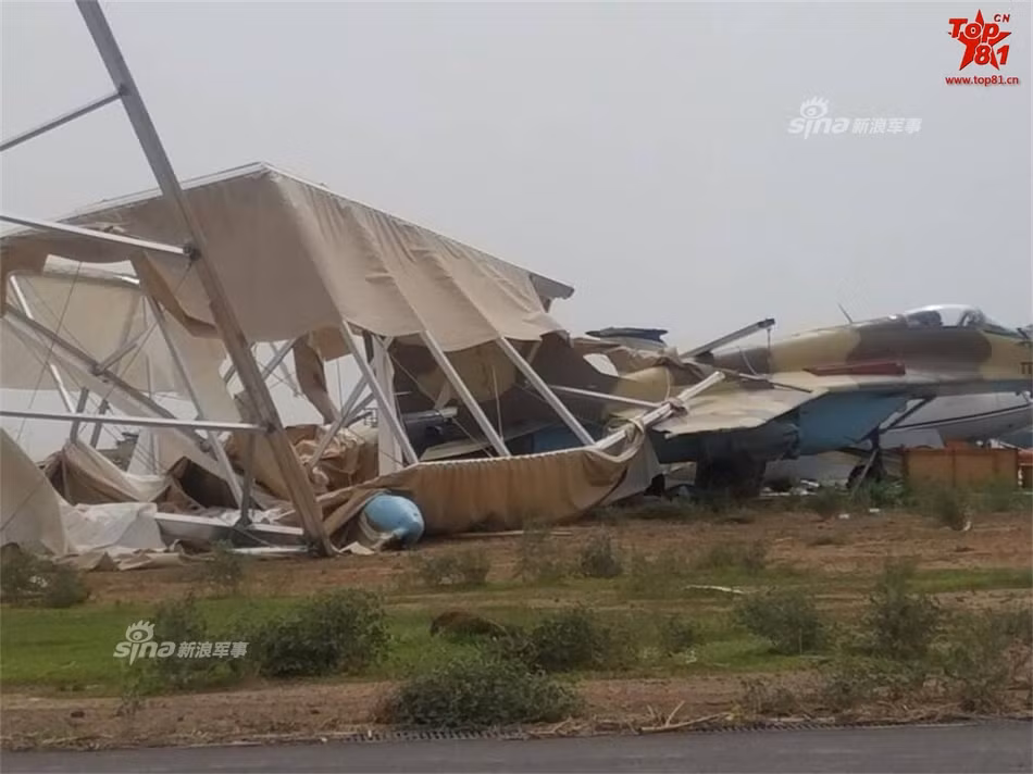 Dù có diện tích tới 1,2 triệu km vuông nghĩa là lớn hơn gần gấp 3 lần diện tích lãnh thổ Việt Nam, tuy nhiên Không quân Cộng hòa Chad lại không được đánh giá cao nếu không muốn nói là quá yếu. Cụ thể, tính tới ngày xảy ra cơn bão Không quân Cộng hòa Chad chỉ sở hữu 1 máy bay MiG-29, 6 cường kích Su-25, 2 máy bay huấn luyện Su-25UB và bốn máy bay huấn luyện kiêm chiến đấu cơ hạng nhẹ khác. Nguồn ảnh: Top81.
