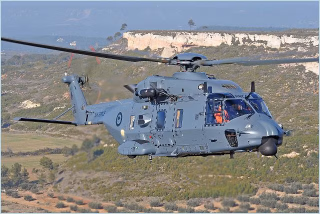 Trực thăng đa dụng NH 90 có phi hành đoàn 2 người, khoang chứa đủ không gian cho 20 binh lính với đầy đủ trang bị hoặc 12 cáng thương binh hoặc kiện hàng nặng 4,2 tấn. Chiều dài máy bay đạt 16,13 mét, đường kính cánh quạt đạt 16,30 mét. Nguồn ảnh: Airrec.