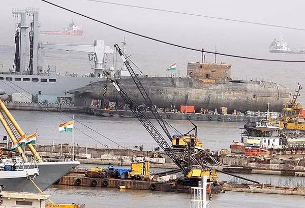 Hình ảnh thảm hại của tàu ngầm INS Sindhurakshak sau khi hứng chịu một loạt các vụ nổ dây chuyền, cháy hàng tiếng đồng hồ trước khi bị chìm xuống đáy biển trong vòng 10 tháng khi được đưa lên bờ. Nguồn ảnh: Economic.