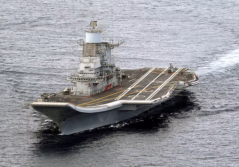INS Vikramaditya là hàng không mẫu hạm lớn nhất trong lịch sử Hải quân Ấn Độ. Con tàu vốn là thiết kế thời Liên Xô, mang tên Đô đốc Gorshkov, nó được bán cho Ấn Độ năm 2004 và thực hiện cải tạo hoán cải từ kiểu tàu tuần dương chở máy bay sang tàu sân bay thực thụ. Nó có lượng giãn nước toàn tài 45.400 ấn, dài tổng thể 283,5m, chở được 36 máy bay các loại gồm 26 tiêm kích hạm MiG-29K. Nguồn ảnh: Wikipedia