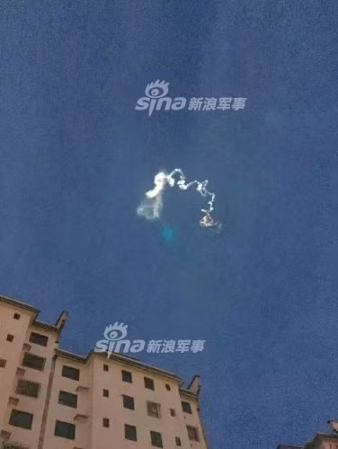 Theo lời của những nhân chứng tại hiện trường, vệt khói bay rất nhanh và có quỹ đạo khác lạ chứ không giống với quỹ đạo của những máy bay thương mại hay máy bay phản lực thông thường. Nguồn ảnh: Sina.