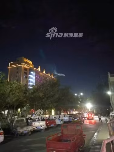 Những vệt khói này xuất hiện rất rõ trong cả đêm tối nên nhiều cư dân mạng Trung Quốc càng tin rằng đây là một vụ thử đánh chặn tên lửa kéo dài nhiều ngày liền. Nguồn ảnh: Sina.