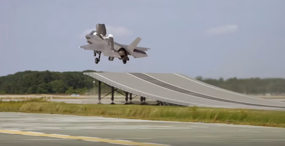 Đường băng trên tàu sân bay Queen Elizabeth chỉ dài khoảng 150 mét, yêu cầu kỹ thuật cất cánh thật tốt đối với phi công. Nguồn ảnh: Sputnik.